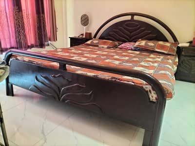 bed / king size bed / beds / side tables
