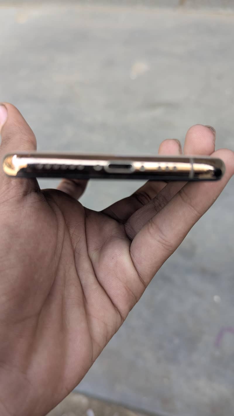 Apple iPhone XS 4