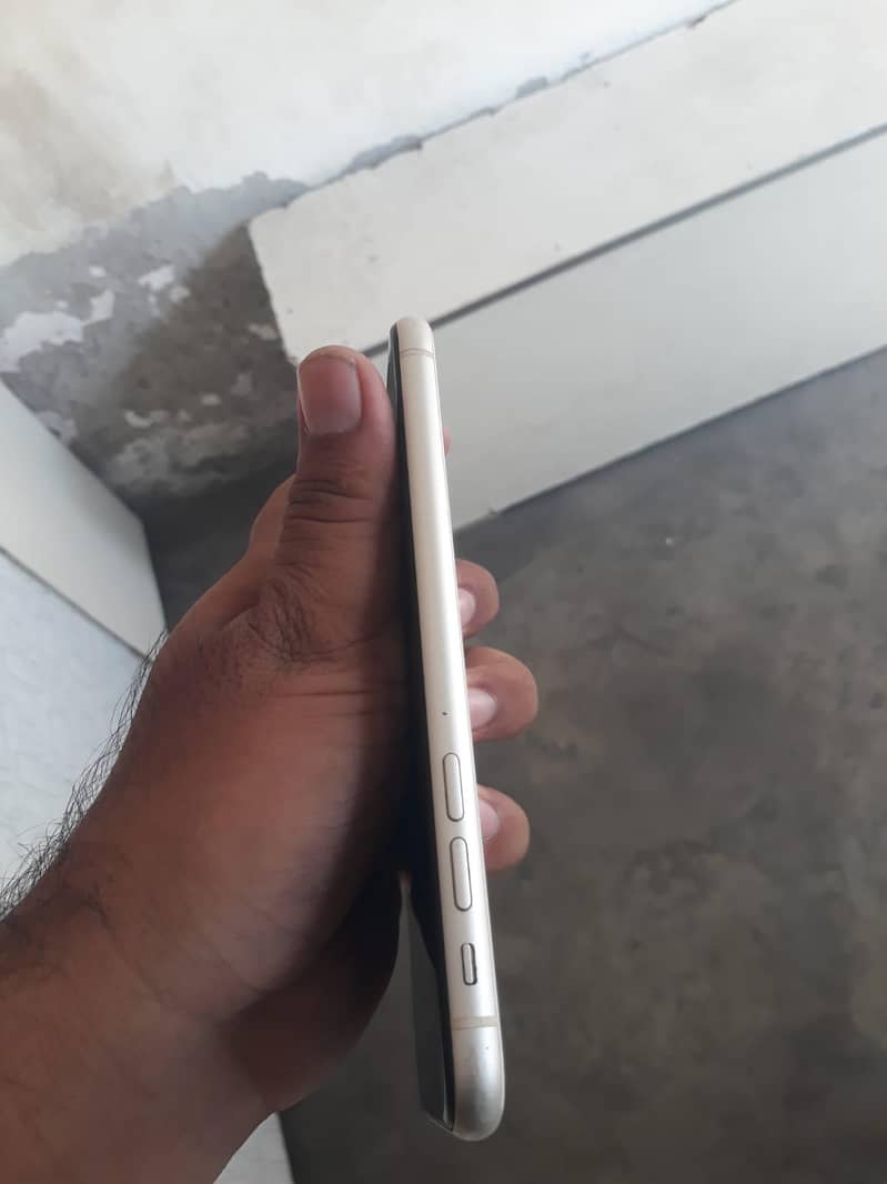 Apple iPhone 11 4