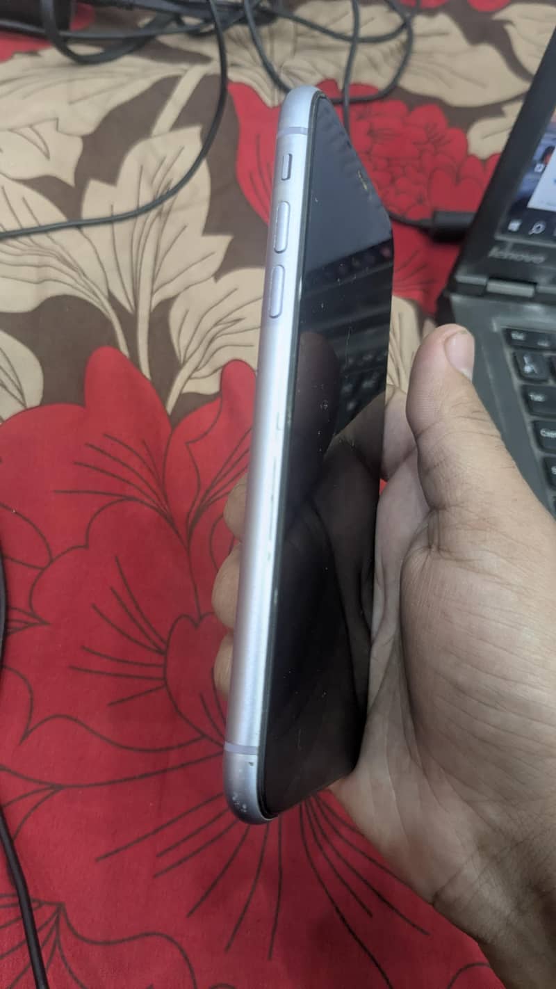 Apple iPhone 11 3