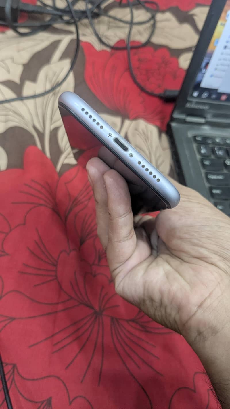 Apple iPhone 11 4