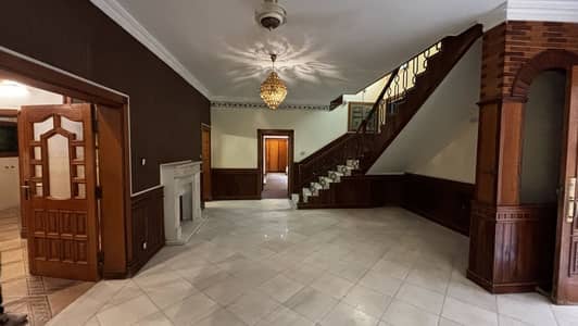 633 Sq-Yard Beautiful 5Bed House. Main Margalla Road Hill Facing Short Street Cornar House Available For Sale.