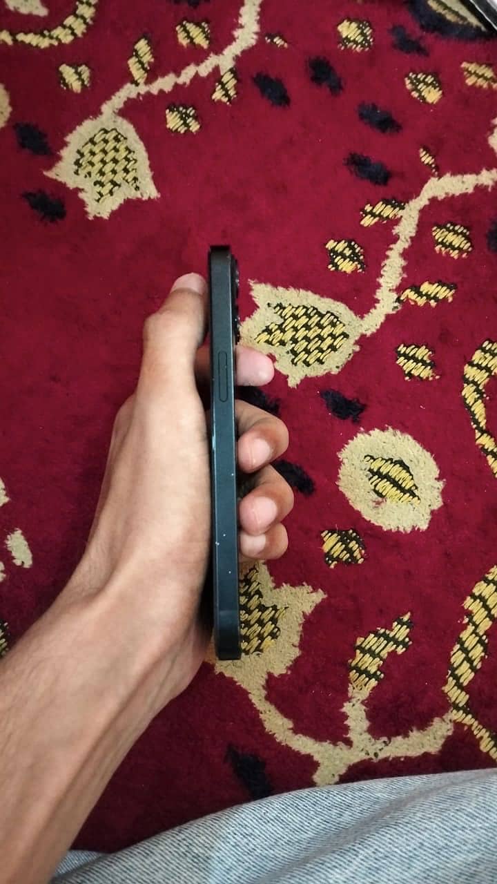 Apple iPhone 13 5