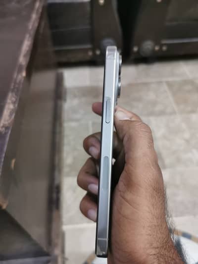 Jv battery helth 83 orignal no refurbished some scratch on screen