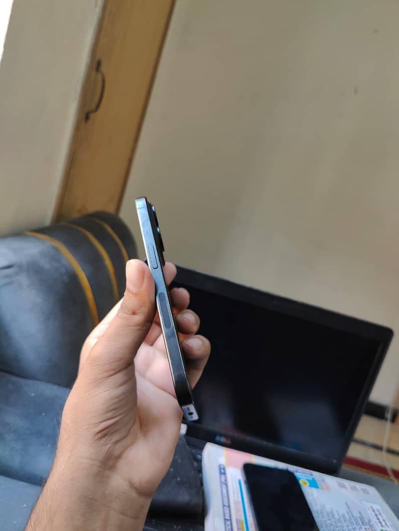 Apple iPhone 15 Pro 4