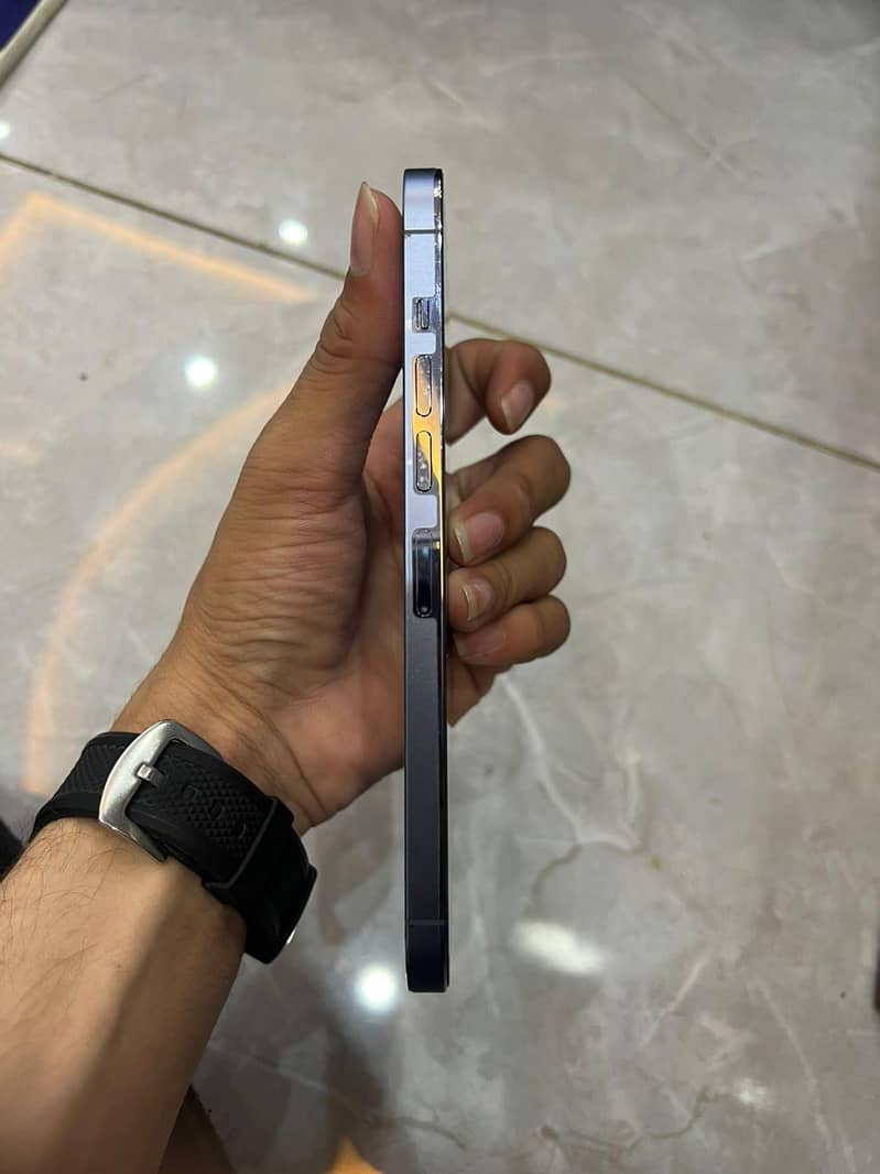 Apple iPhone 15 Pro Max 4