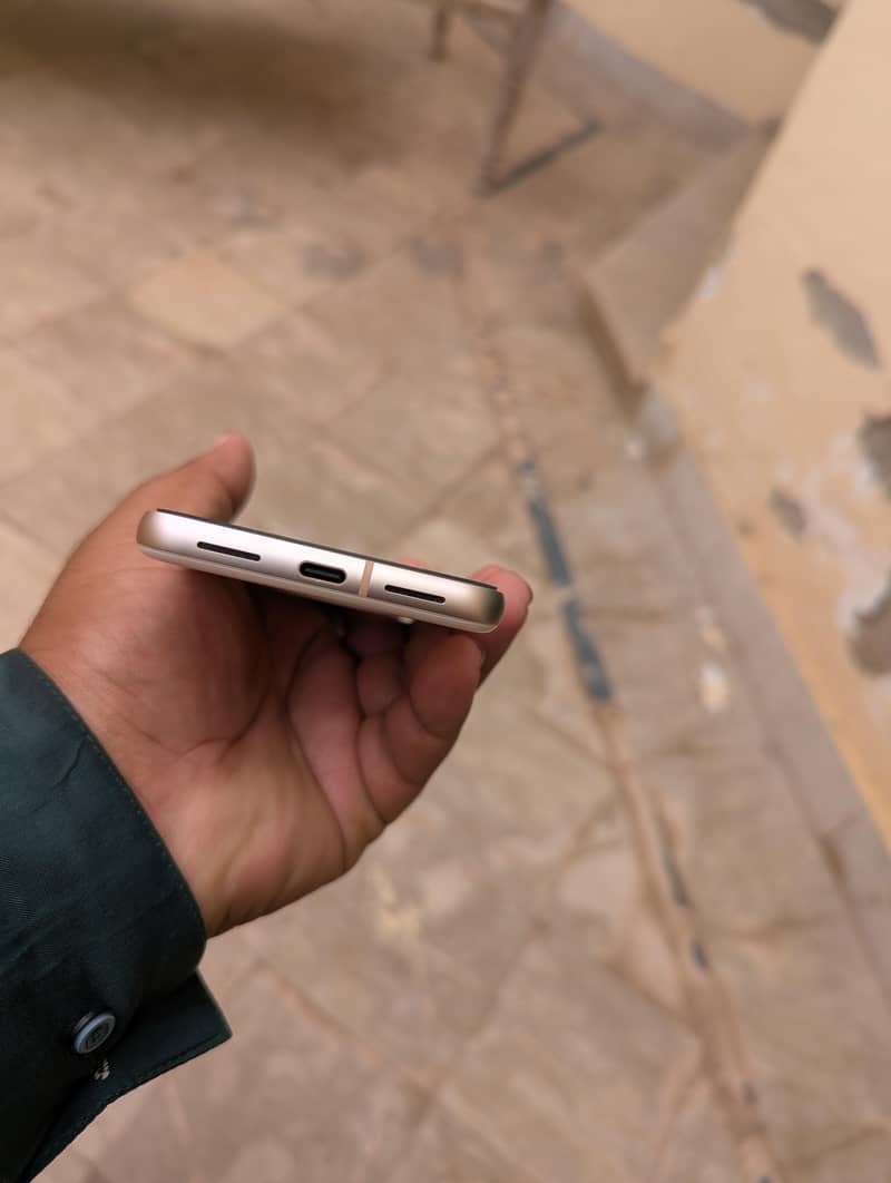 Google Pixel 8 4