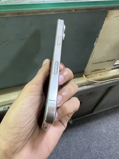 Apple iPhone 16 Pro jv