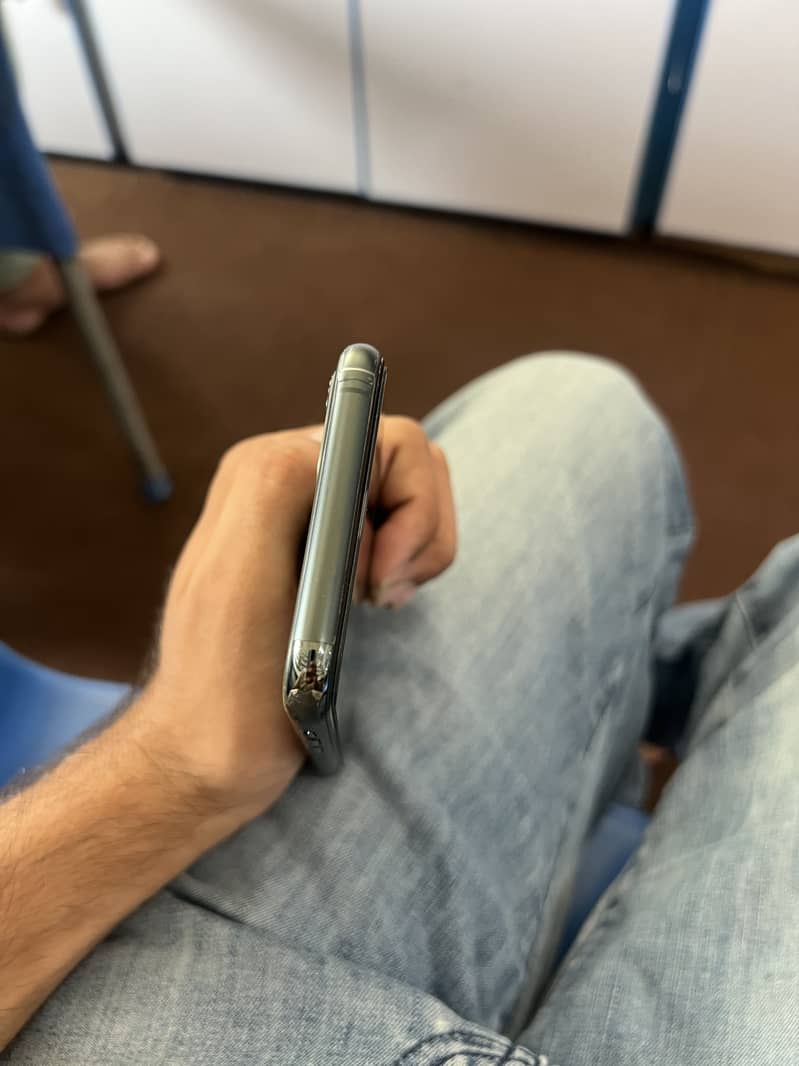 Apple iPhone 11 Pro 2