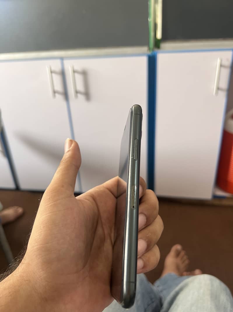Apple iPhone 11 Pro 4