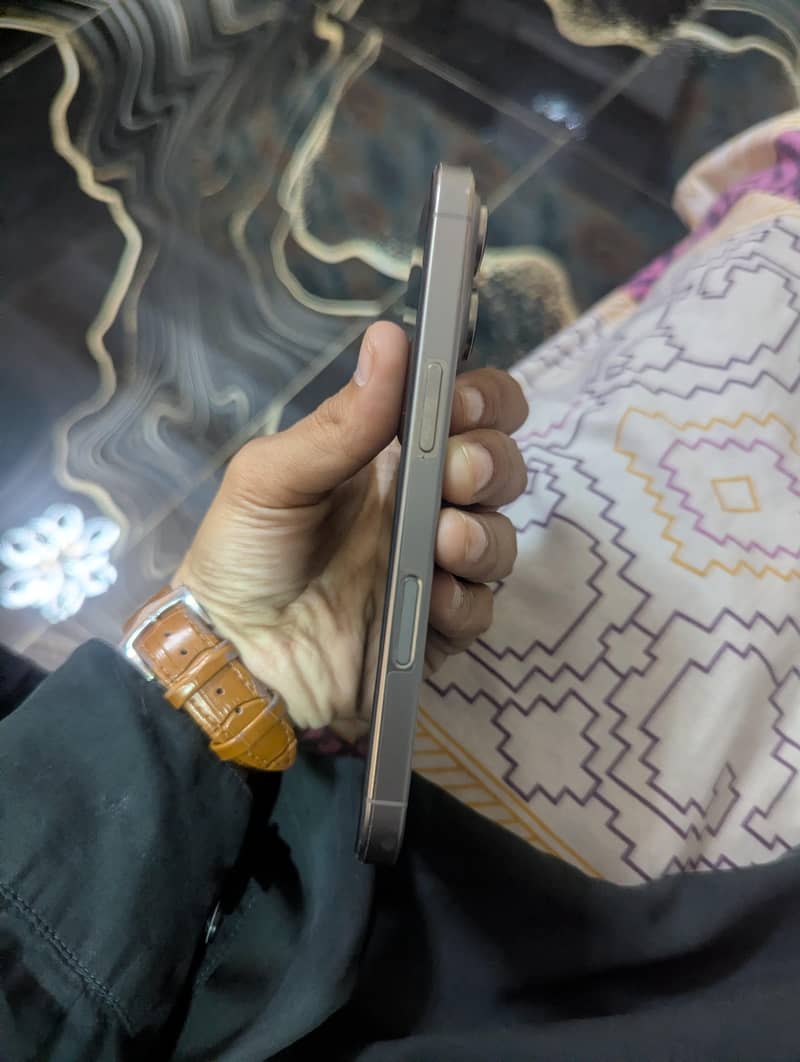 Apple iPhone 16 Pro 2