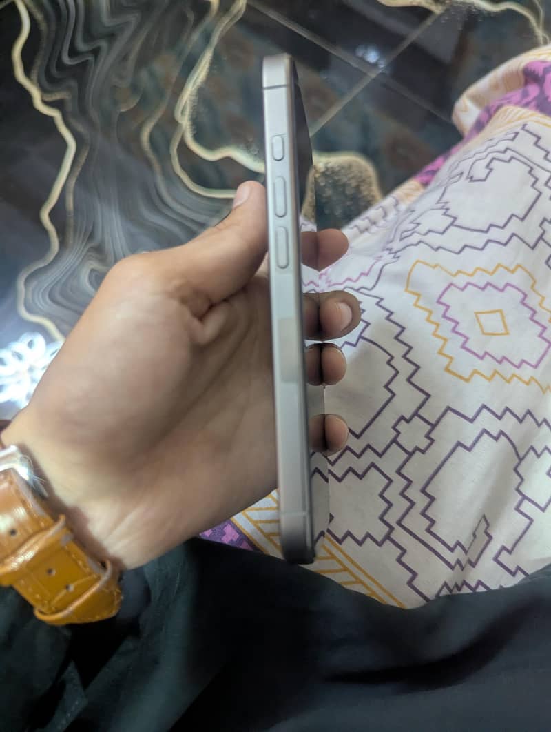 Apple iPhone 16 Pro 4