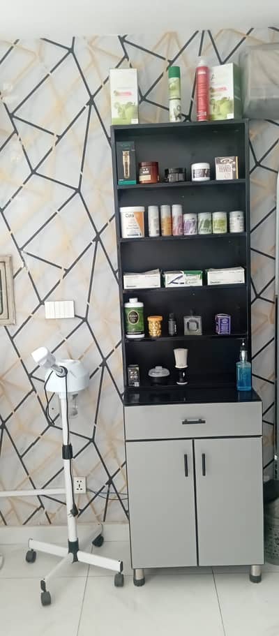 Men hair saloon for sale