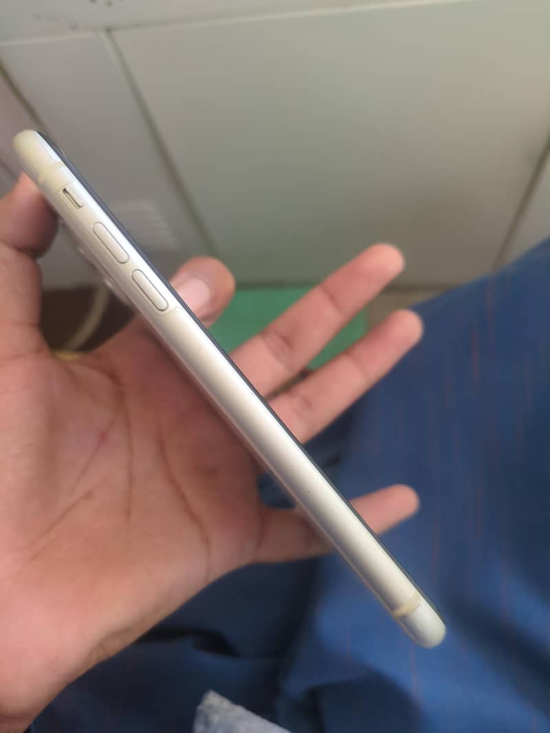 Apple iPhone 11 4