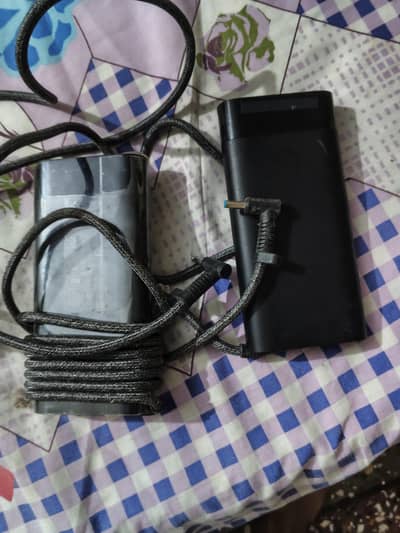 Hp blue pin charger 200watts its 100 percent original