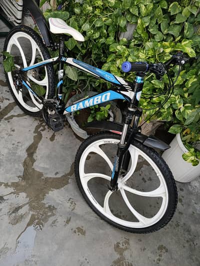 imported cycle with Aly Wheels and Hidrolic suspensions and disk