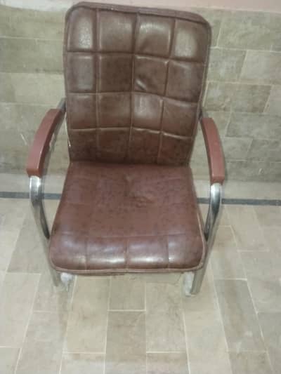 chair for sale in good condition new h 2 sy 3 bhr use h