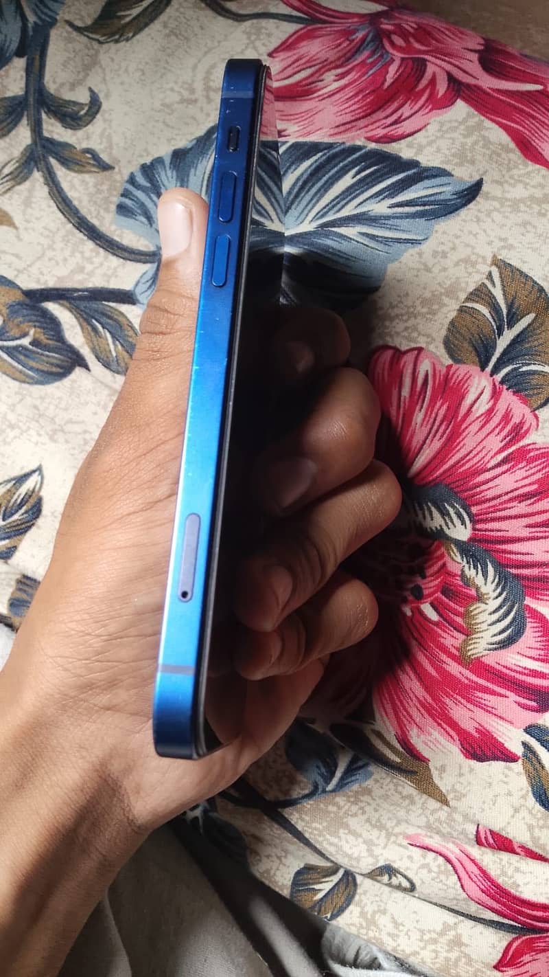 Apple iPhone 12 4