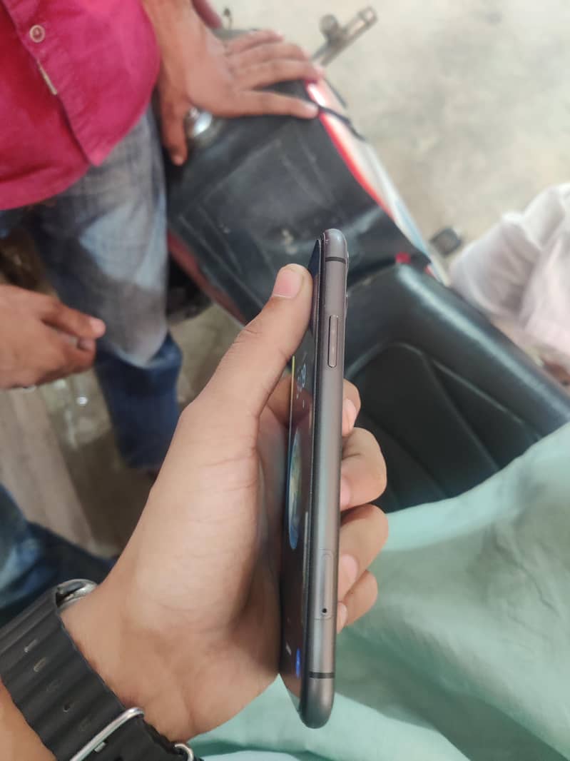 Apple iPhone 11 3