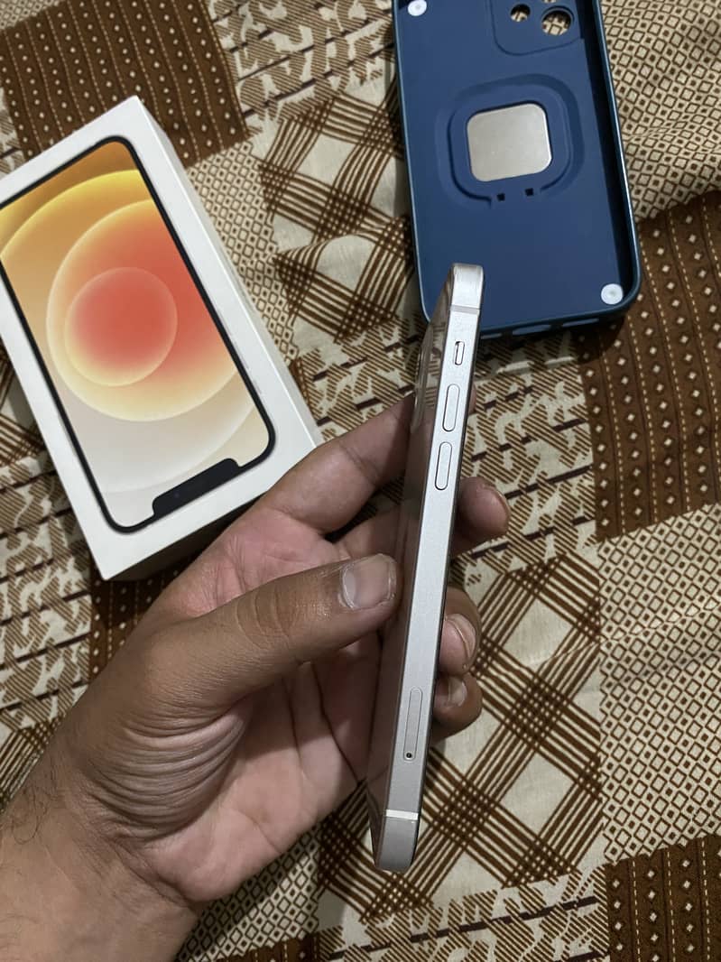 Apple iPhone 12 4