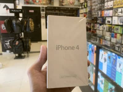 Apple iPhone 4 8GB Black Brand New Complete Box A1332