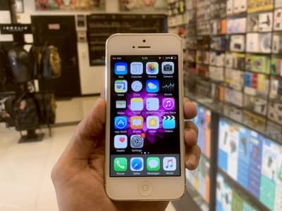Apple iPhone 4 32GB White Pre-Owned Collector Phone