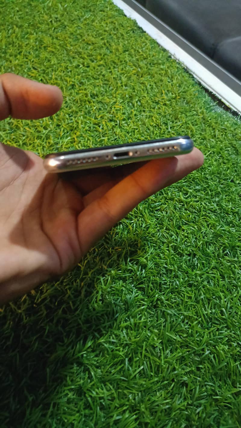 Apple iPhone X 4