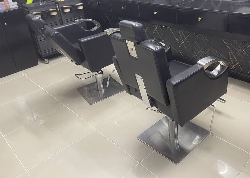 Table & Chairs 0