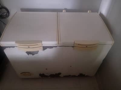 double door d freezer all okay hai sirf bahar se thoda sa color utar