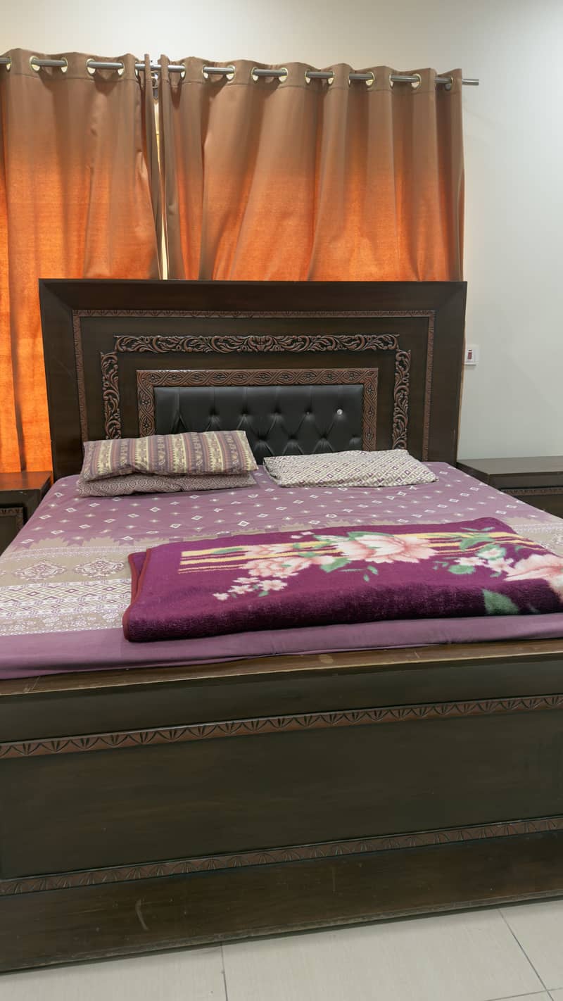King size bed 0