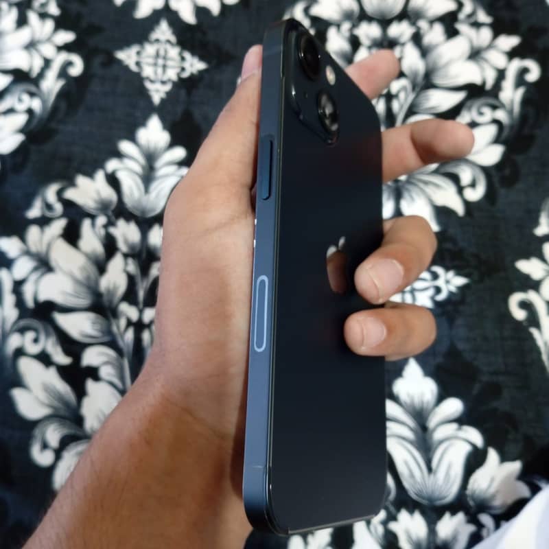 Apple iPhone 13 2