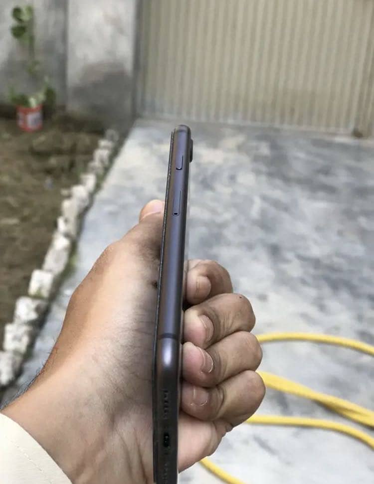 Apple iPhone 8 1