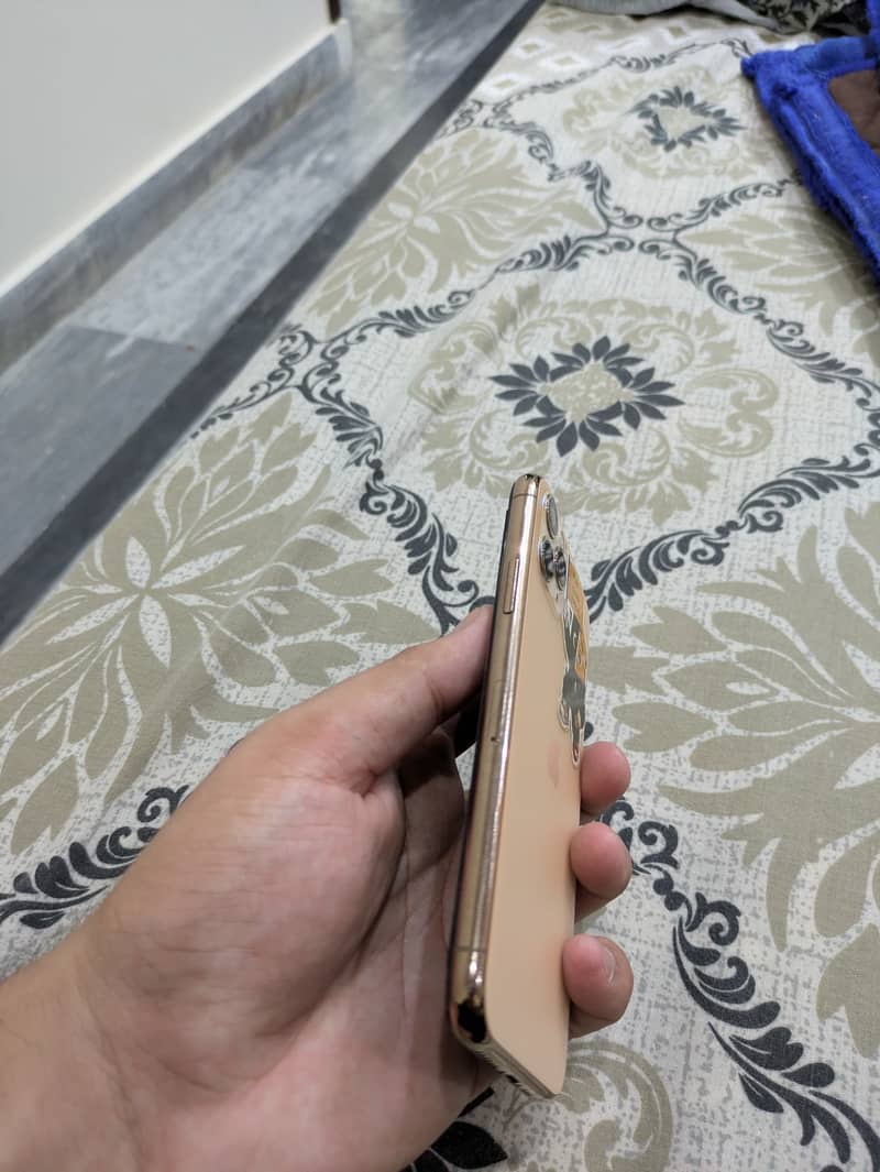 Apple iPhone 11 Pro 4
