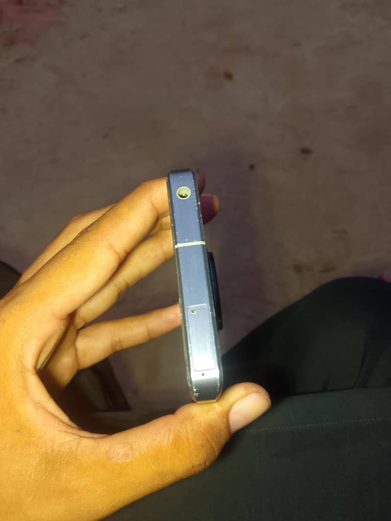 Sharp Aquos R8s pro 3