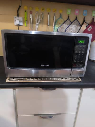 Samsung Microwave – Excellent Condition