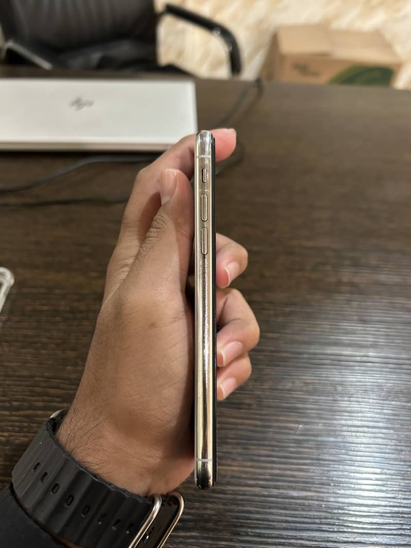 Apple iPhone X 4