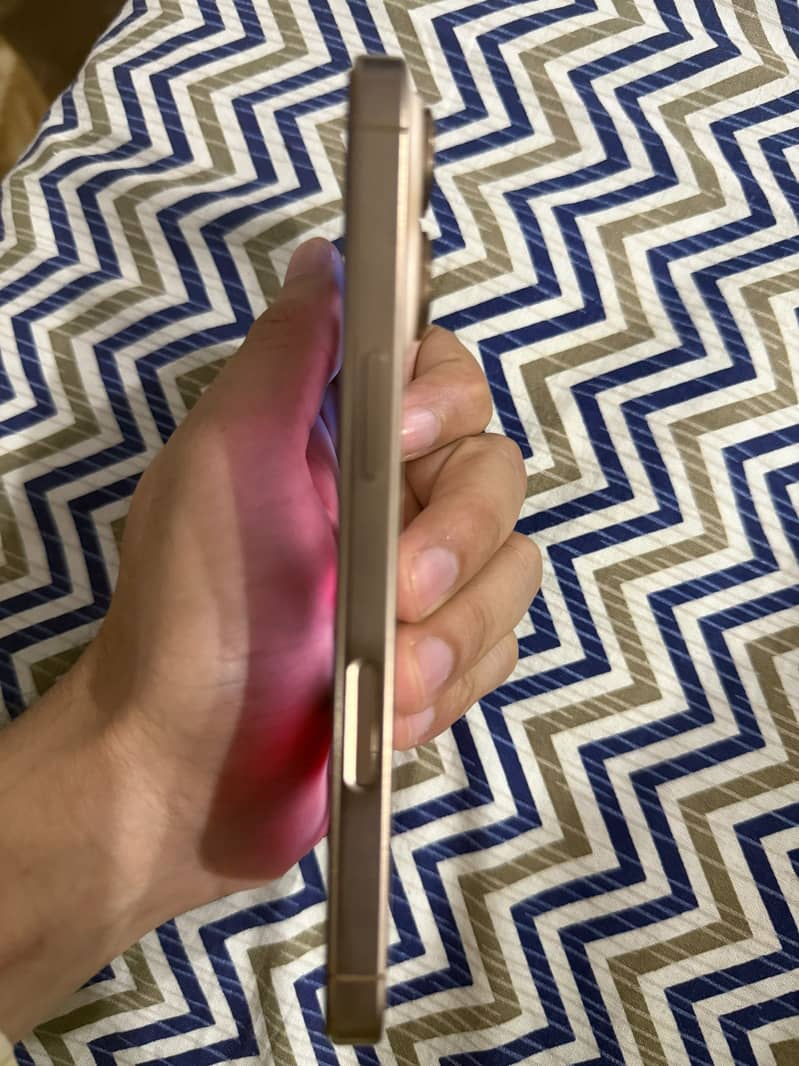 Apple iPhone 16 Pro 1