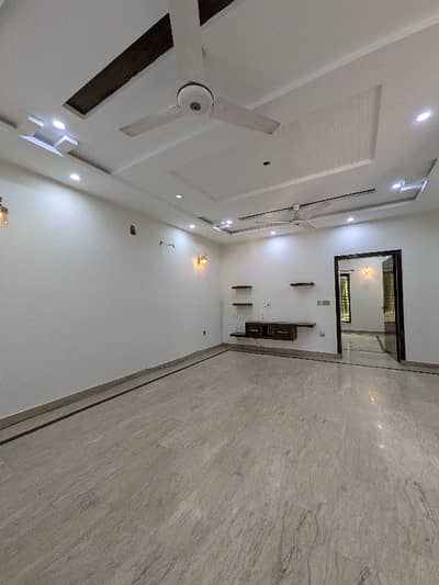 10 Marla House available for Rent