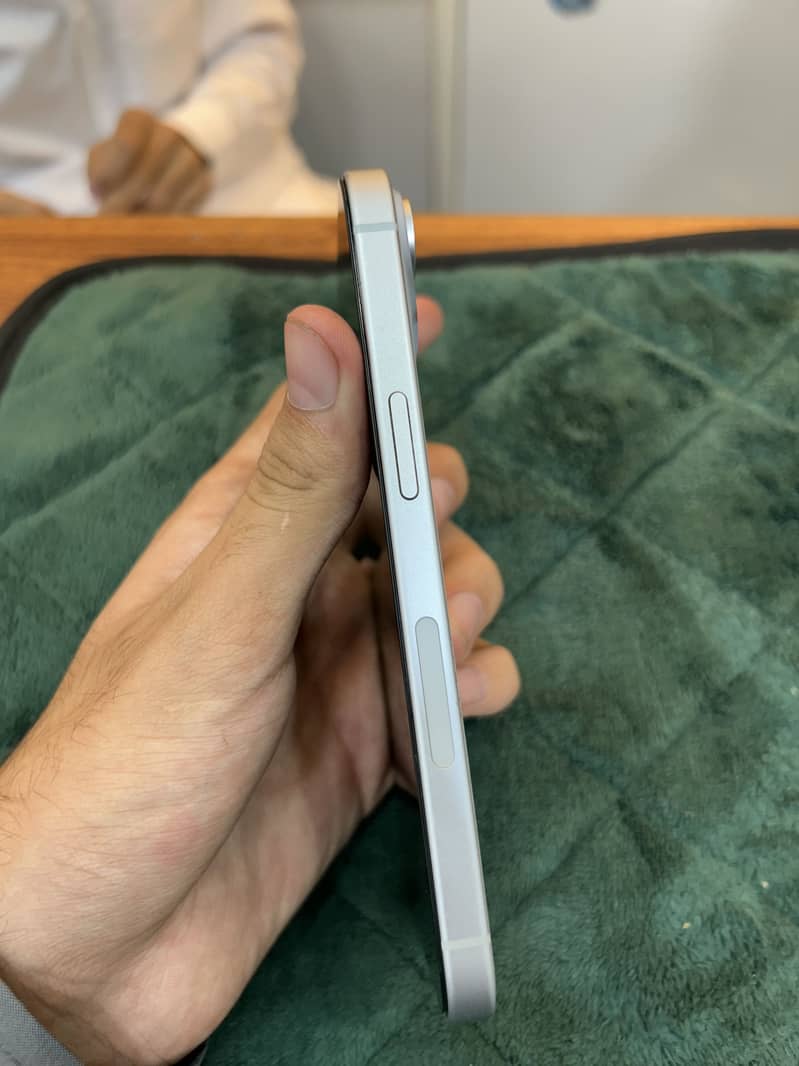 Apple iPhone 15 4