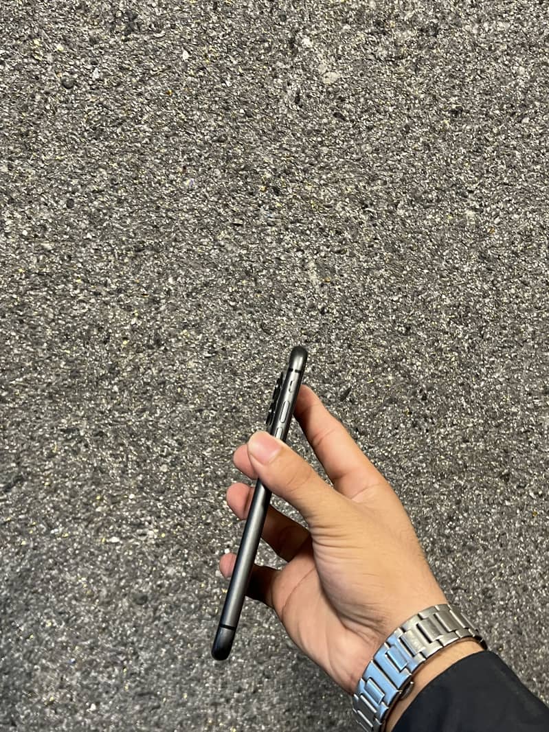 Apple iPhone 11 4