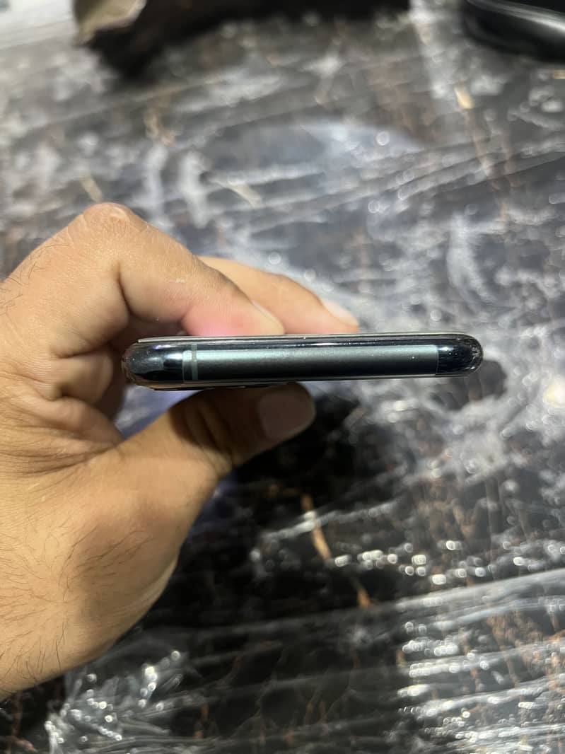 Apple iPhone 11 Pro 4