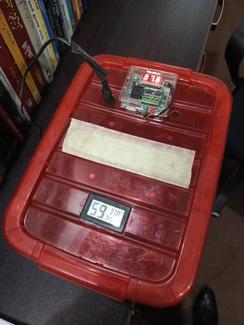 AC/DC Egg Incubator 9