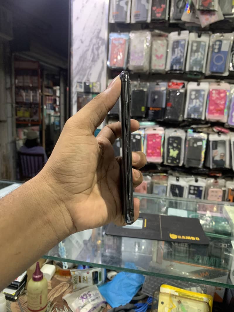 Apple iPhone X 4