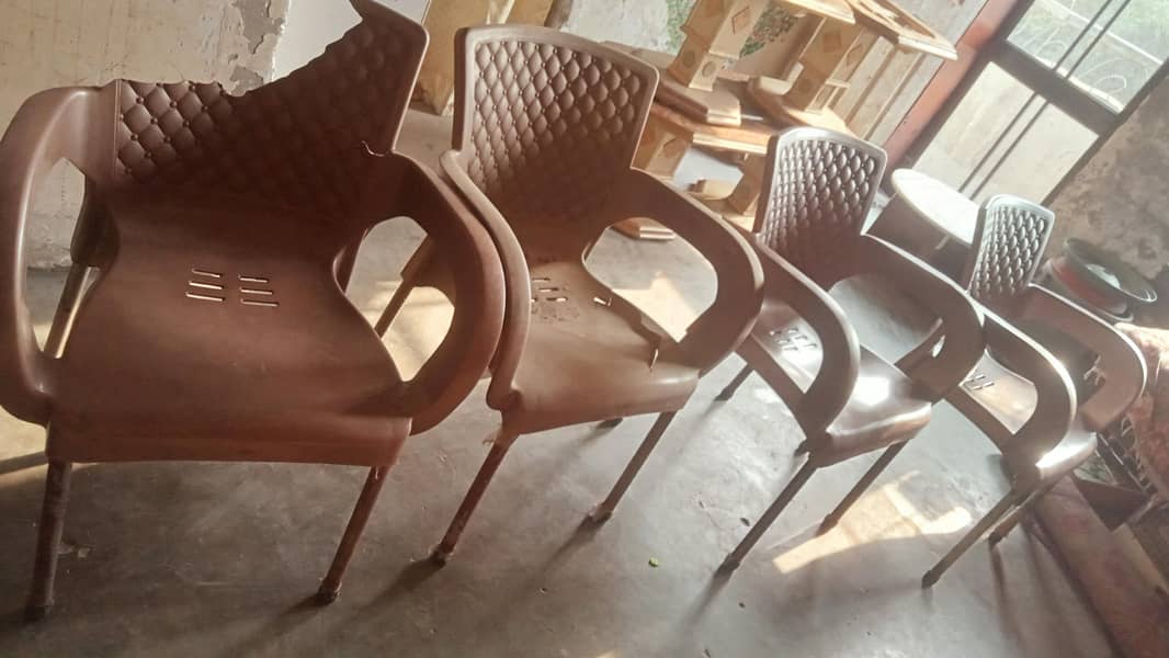 table and chairs 0