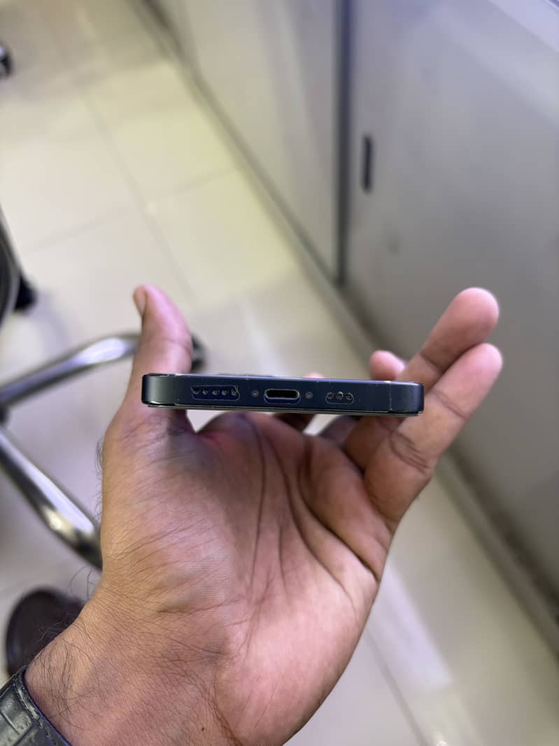 Apple iPhone 13 5