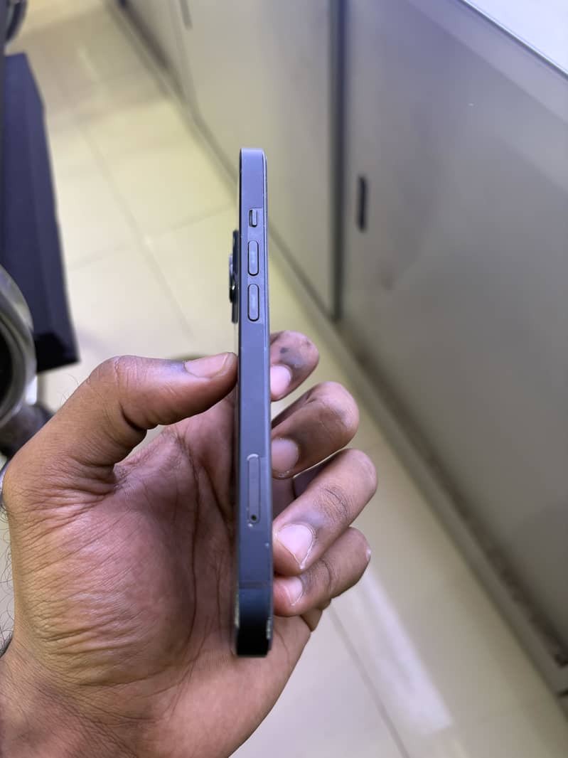 Apple iPhone 13 8