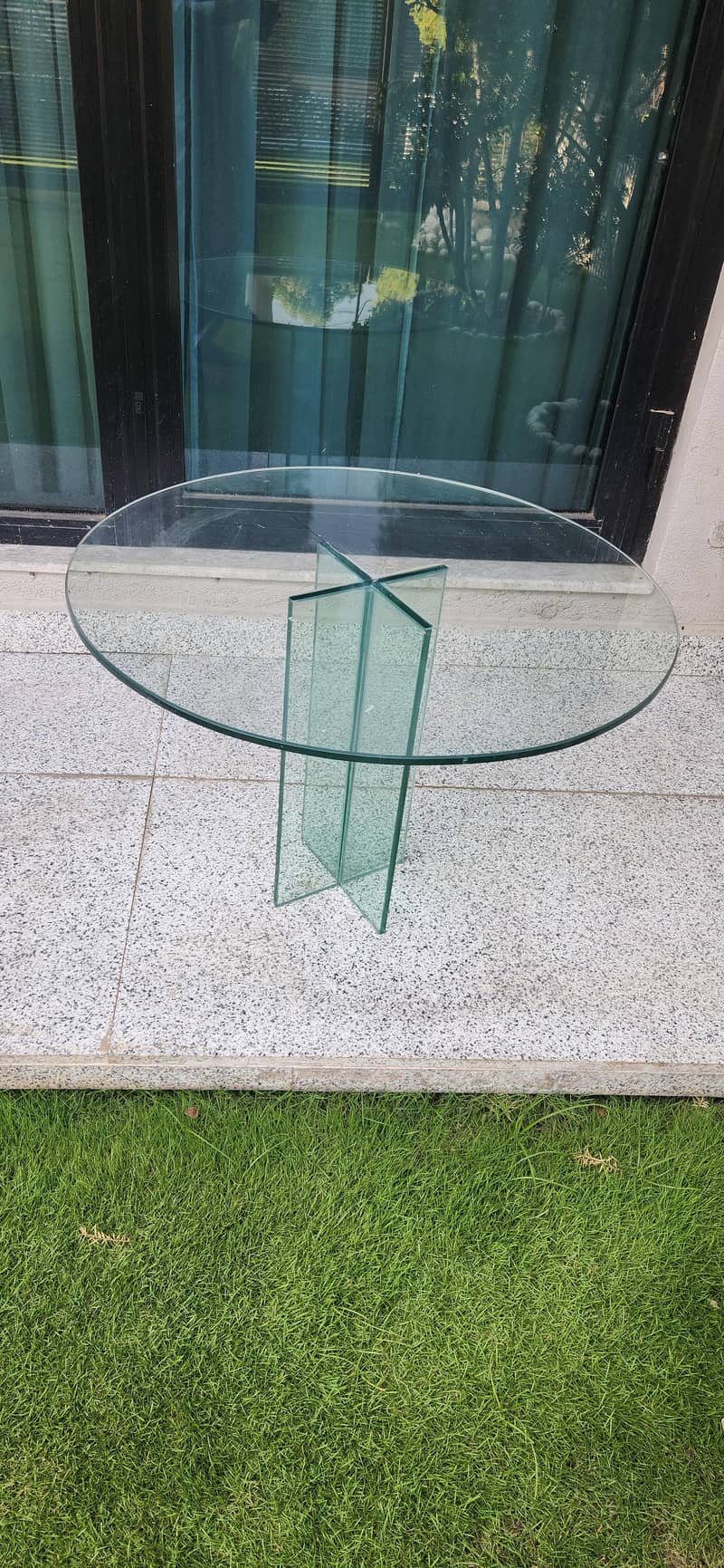 Send a table 31"×31" 2
