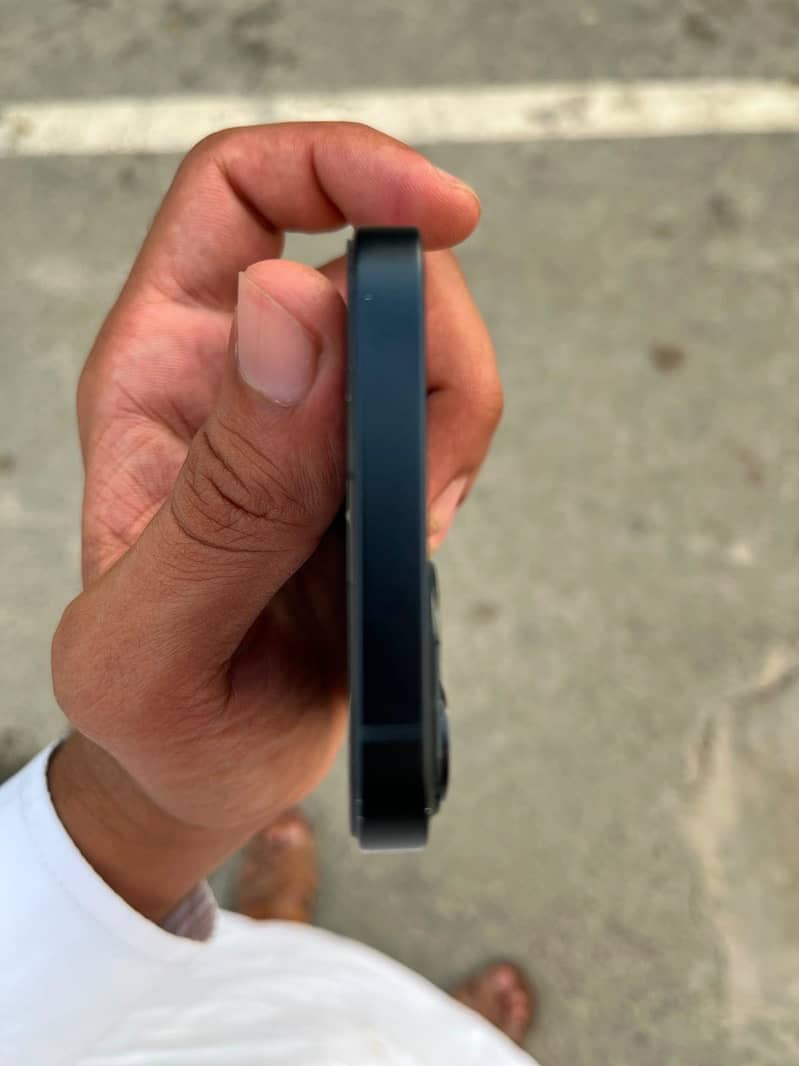 Apple iPhone 13 8