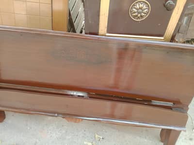 4.5ft wooden bed