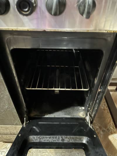 Kitchen stove with oven